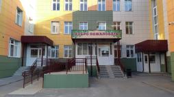 Строительство детского сада осуществлялось в 2018-2019 годах в рамках подпрограммы «Стимулирование программ развития жилищного строительства субъектов Российской Федерации» федеральной целевой программы «Жилище» на 2015-2020 годы.
   Трёхэтажное здание рассчитано на 12 групп и 220 воспитанников. Помимо групповых помещений в здании расположены современные медицинский, прачечный и пищевой блоки, музыкальный и физкультурный залы, методический кабинет, студия для художественного развития детей, театральная студия, кабинеты педагога-психолога и учителя-логопеда, сенсорно-динамический зал, помещения для дополнительного образования детей.
   В учреждении создана безбарьерная среда для маломобильных граждан: удобная входная зона, лифт, оборудованный туалет.
Прилегающая территория огорожена, благоустроена и оборудована площадками для игр и прогулок.
   В целях обеспечения безопасности учреждение оснащено домофонами, системой видеонаблюдения и радиооповещения, пожарной сигнализацией.